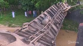 Bangladesh: crolla ponte ferroviario, morti e feriti