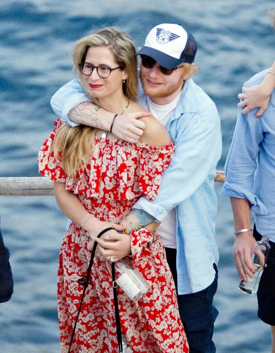 ed sheeran cherry gli amici e una buona bottiglia a ibiza lapresse