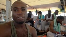 Sea Watch, l’appello di uno dei migranti a bordo: “Fateci scendere”