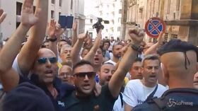Whirlpool: la rabbia e gli insulti dei lavoratori contro i dirigenti
