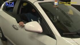 Minacciava imprenditori per conto dei clan di camorra: arrestato ex pugile