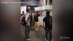 Roma, l’ira dei passeggeri bloccati dallo sciopero ieri in metro a San Giovanni