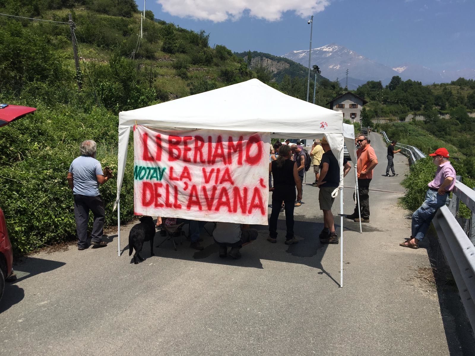 No Tav, gli attivisti bloccano una strada in Val di Susa: “Inizia la campagna estiva”
