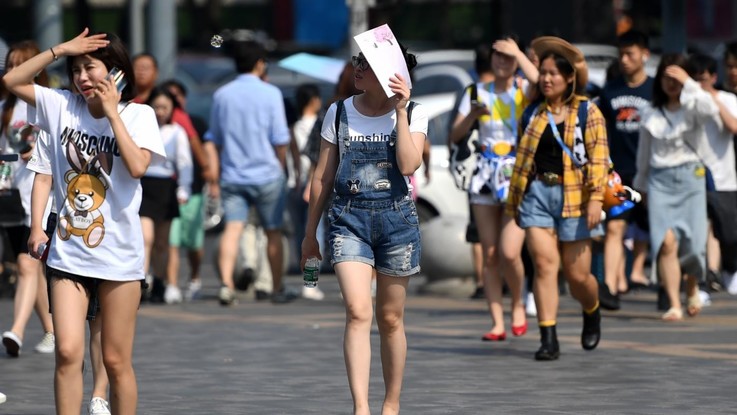 Allerta caldo e bollino rosso in 6 città: il meteo del 26 e 27 giugno
