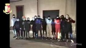Taranto, le immagini della baby gang in azione