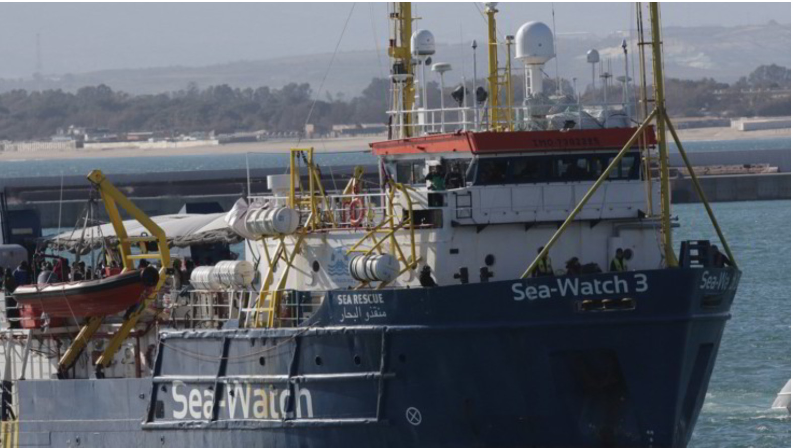 Sea Watch 3 a un miglio da Lampedusa. Gdf a bordo: “Situazione si sta sbloccando”. Sbarcate 2 persone per ragioni mediche