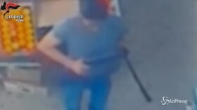 Roma, spara con un fucile dopo una lite sul prezzo