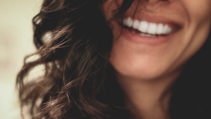 L'estate mette a rischio il sorriso: attenzione a piscina, cibi acidi e scarca igiene orale