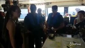 Sea Watch, la guardia di finanza a bordo: “Probabilmente la situazione si sta sbloccando”