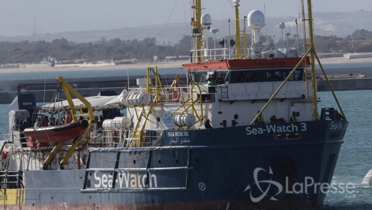 Sea Watch, trattative con l'Ue per accogliere i migranti. Cinque paesi disponibili