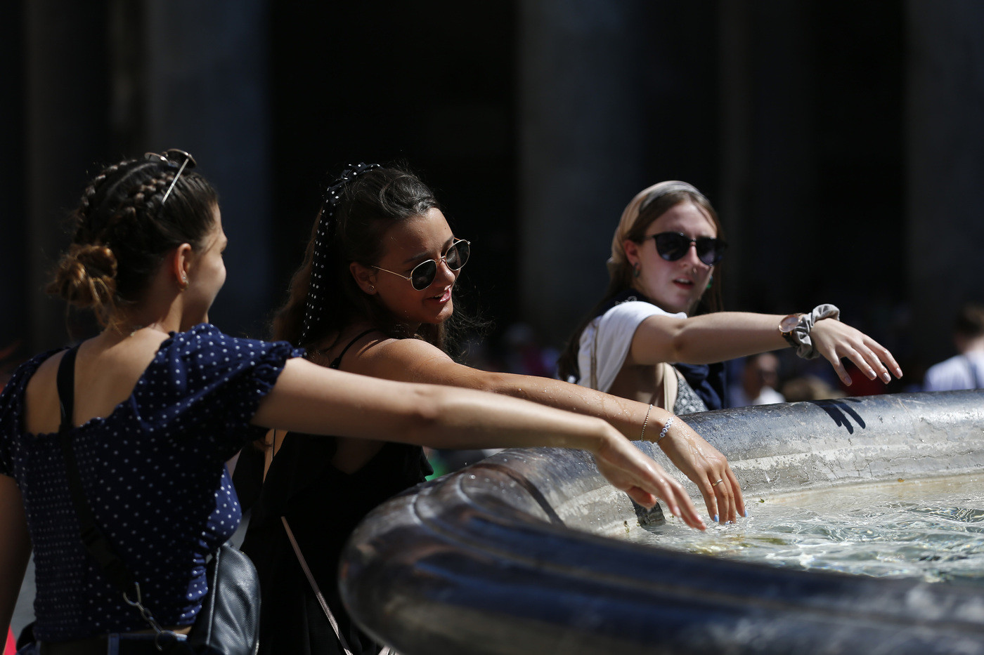 Meteo, resta il gran caldo ma con lieve calo delle temperature sabato