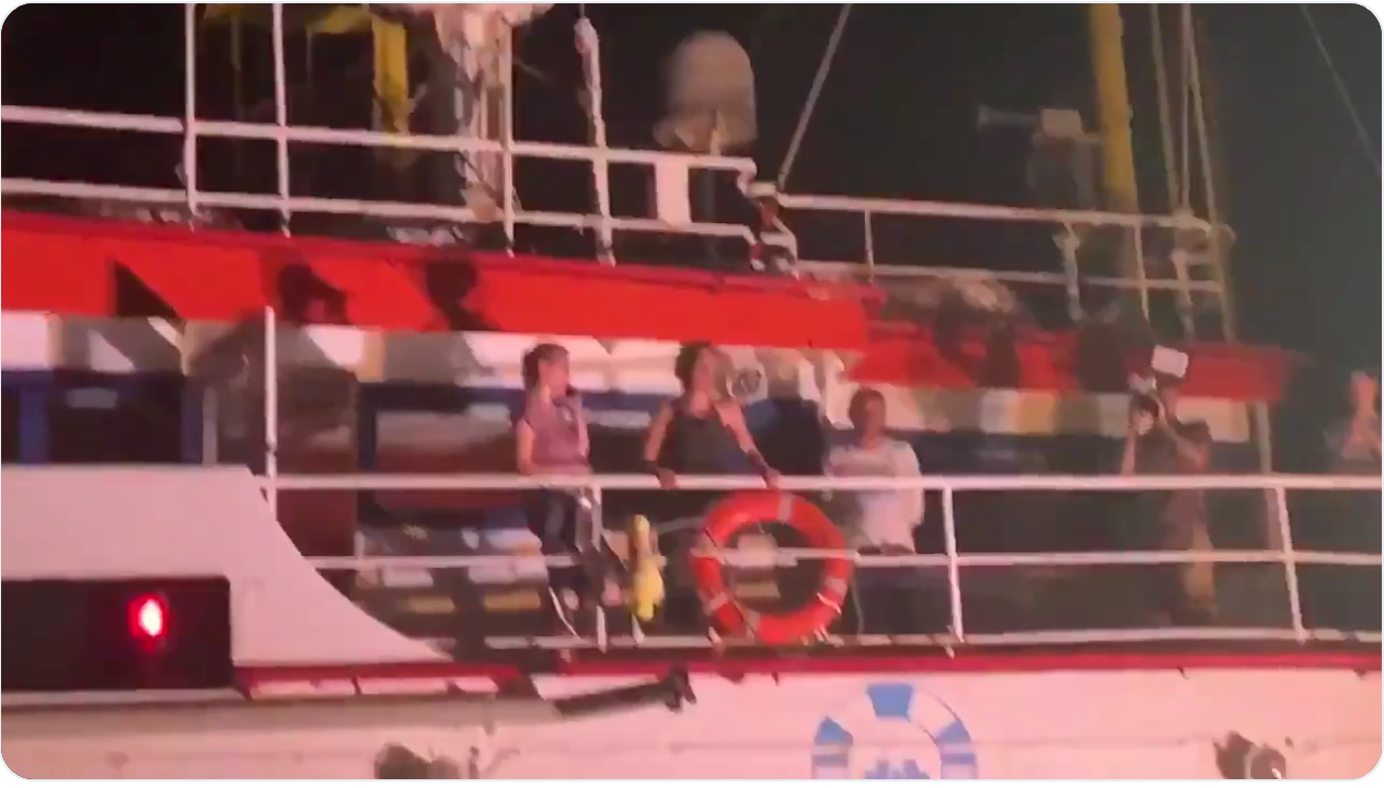La Sea Watch ha attraccato a Lampedusa. Arrestata Capitan Carola. Sbarcati i 40 migranti