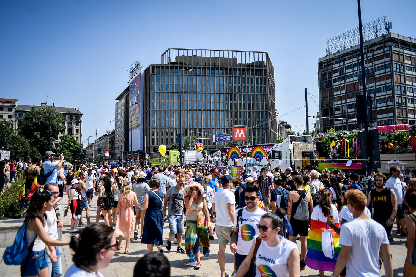 Milano, in migliaia al corteo del Pride per i diritti Lgbtqi