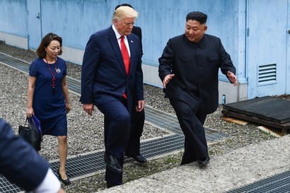 Storica stretta di mano tra Trump e Kim. Per la prima volta un presidente Usa in Corea del Nord