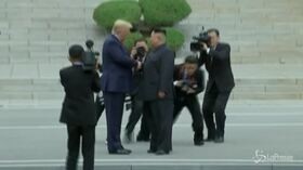 Corea del Nord, storica stretta di mano tra Kim e Trump