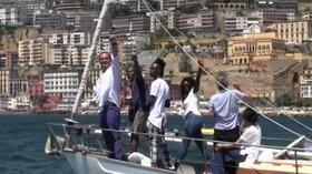 Napoli, il corteo in mare pro migranti dedicato a Carola Rackete