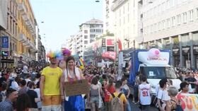 Milano: in 300mila al Gay Pride tra carri, musica e colori