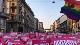Milano Pride: il flash mob chiede rispetto per identità, diversità e amore