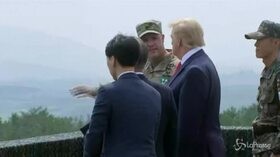 Stretta di mano con Kim al confine, poi Trump entra in Corea del Nord