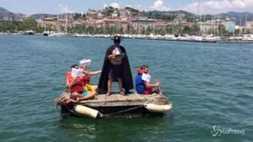 Sea Watch, blitz al porto di La Spezia in solidarietà a Carola Rackete