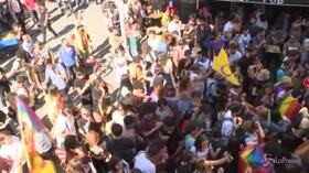 Turchia, lacrimogeni della polizia contro i partecipanti al Gay Pride