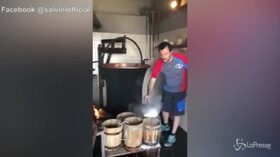 Salvini e l’arte casearia, il ministro posta un video in cui fa la ricotta