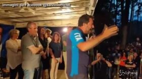 Piccolo “incidente” per Salvini durante un comizio: “Ho mangiato un moscerino, speriamo sia italiano”