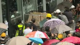 Hong Kong, manifestanti tentano irruzione in Parlamento