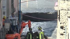 Napoli, camion dei rifiuti sprofonda in una voragine a Casoria