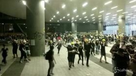 Hong Kong, la polizia riprende controllo del Parlamento e carica i manifestanti