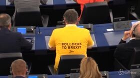 Parlamento Ue, eurodeputati Brexit Party di spalle per protesta