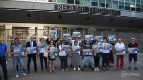 Milano, la protesta dei pendolari davanti al Pirellone
