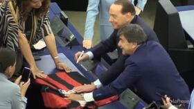 Strasburgo, l’eurodeputato Berlusconi firma una maglia del Milan