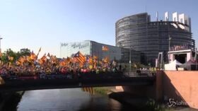 Strasburgo, striscioni per il leader catalano Puigdemont