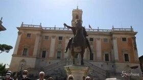 Rifiuti a Roma, sit-in in Campidoglio contro la sindaca Raggi