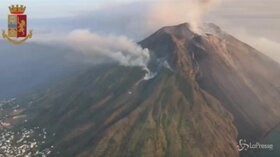 Stromboli, l’elicottero della Polizia sorvola il vulcano