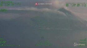 Stromboli, elicottero della Guardia Costiera monitora il vulcano