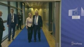 Bruxelles, abbracci tra Juncker e von der Leyen