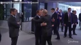 L’abbraccio tra Putin e Berlusconi