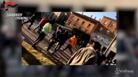 Cremona, le chat della baby gang: le immagini di risse e aggressioni