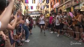 Uomini sui tacchi a spillo: la corsa per i diritti Lgbt conquista la Spagna