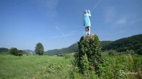Slovenia, la statua di Melania Trump che fa discutere