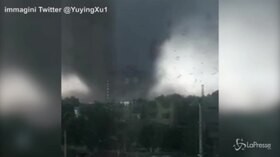 Il tornado devasta la città cinese: volano alberi e macerie