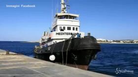 La nave Alex attracca nel porto di Lampedusa