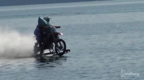 Con la moto da cross sul lago di Como: Luca Colombo conquista il record del mondo di velocità