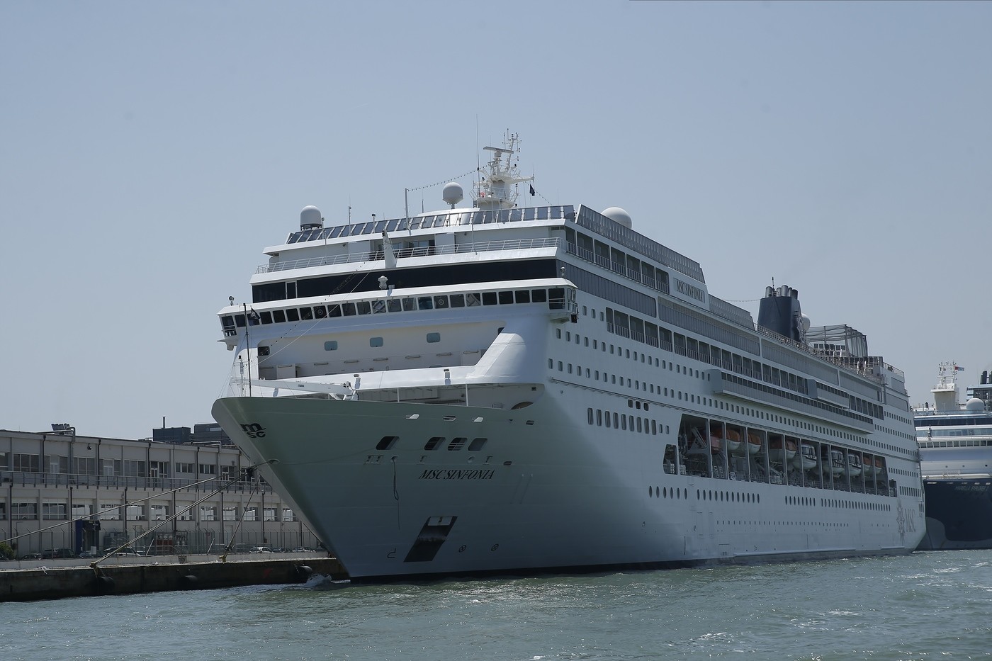 Venezia, paura in Laguna: nave da crociera sbanda e sfiora yacht. Scintille Brugnaro-Toninelli”