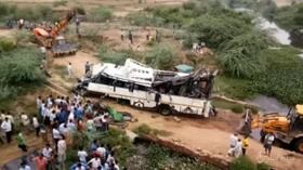 India, pullman a due piani cade da un ponte: 29 morti