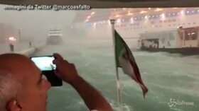 Venezia, pioggia di insulti contro la nave da crociera che rischia di finire sulla banchina