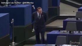 Berlusconi al Parlamento europeo, la passeggiata solitaria che ha scatenato l’ironia della rete
