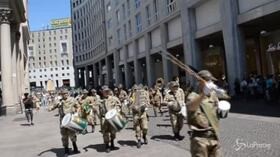 Milano, 100 dell’Associazione Nazionale Alpini: la parata e la posa della targa